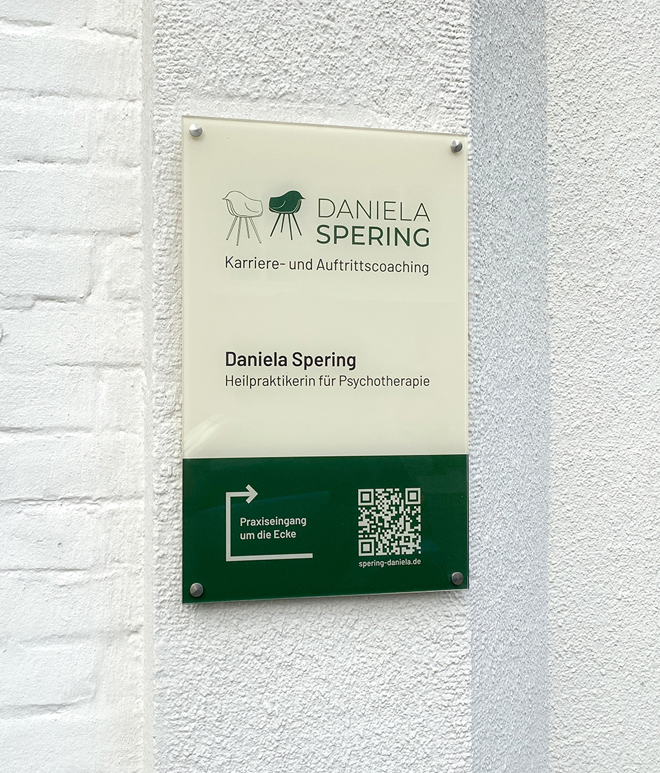 Schild von Daniela Spering, Heilpraktikerin für Psychotherapie, mit Informationen zu Karriere- und Auftrittscoaching sowie dem Hinweis auf den Praxiseingang. Webseite: www.spering-daniela.de Webdesign für Arztpraxen Köln