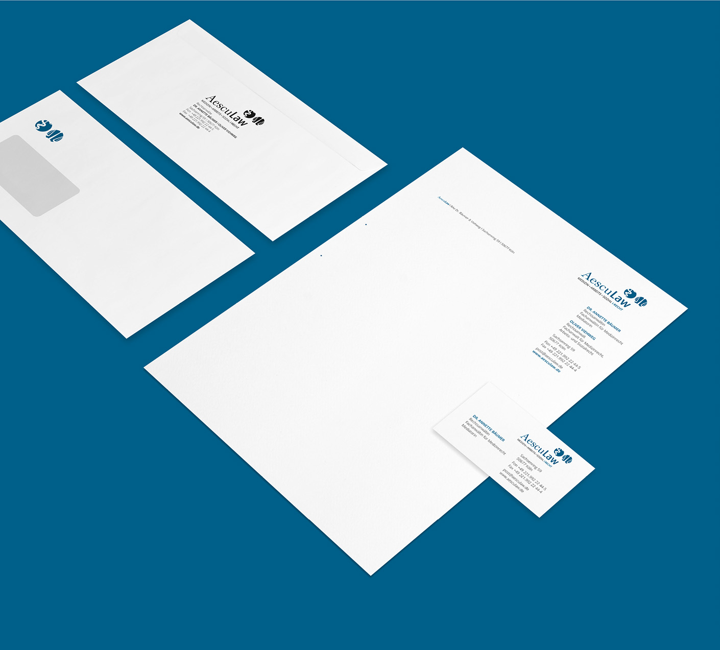 Briefpapier und Visitenkarten im modernen Design für die Marke Ascetulaw, präsentiert auf einem blauen Hintergrund. Die Gestaltung betont Professionalität und Klarheit.