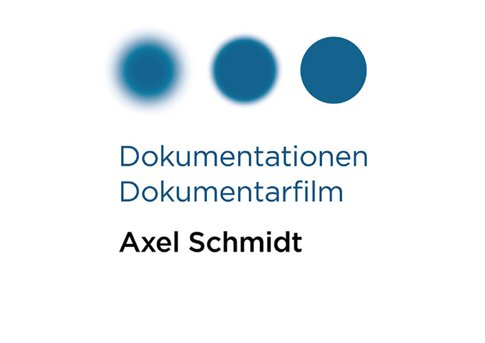 Logo von Axel Schmidt aus Köln, spezialisiert auf Dokumentationen und Dokumentarfilme. Das Design umfasst drei blaue Punkte und den Schriftzug in klarer Schrift. Logodesign Köln