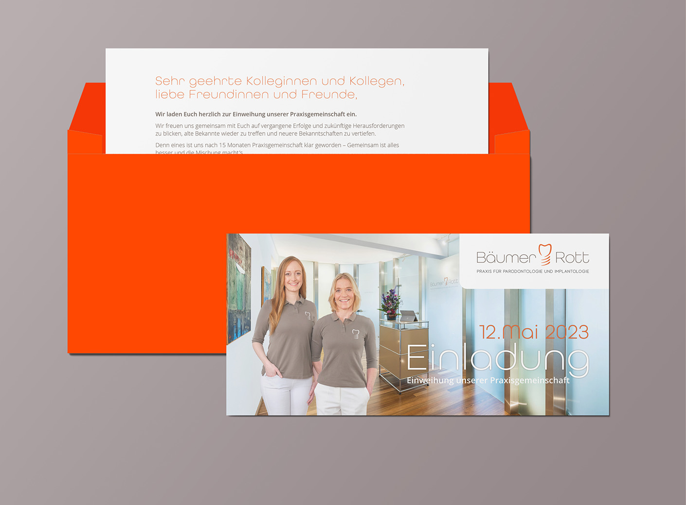 Einladung zur Einweihung der Zahnarztpraxis Bäumer Rott am 12. Mai 2023. Zwei lächelnde Frauen stehen im modernen Praxisraum, umgeben von freundlicher Atmosphäre und einladendem Design.