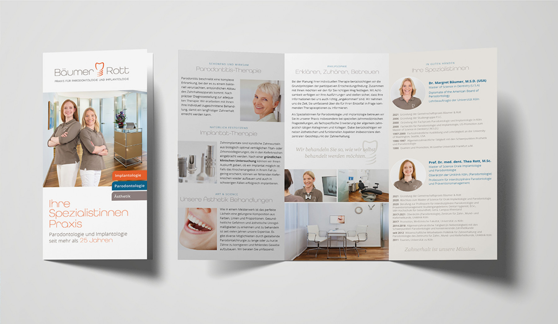 Professioneller Praxisflyer für die Zahnarztpraxis Bäumer & Rott, spezialisiert auf Parodontologie und Implantologie. Informationen zu Behandlungen und den Fachärztinnen.