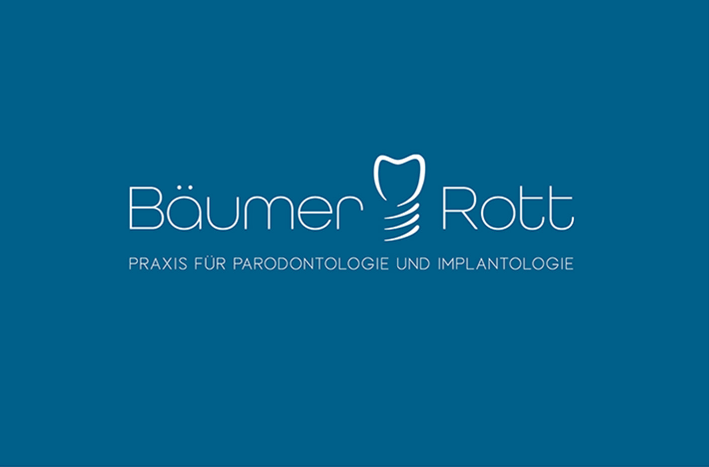 Logo der Zahnarztpraxis Bäumer Rott, spezialisiert auf Parodontal- und Implantologie. Modernes Design auf blauem Hintergrund, das Vertrauen und Professionalität ausstrahlt.