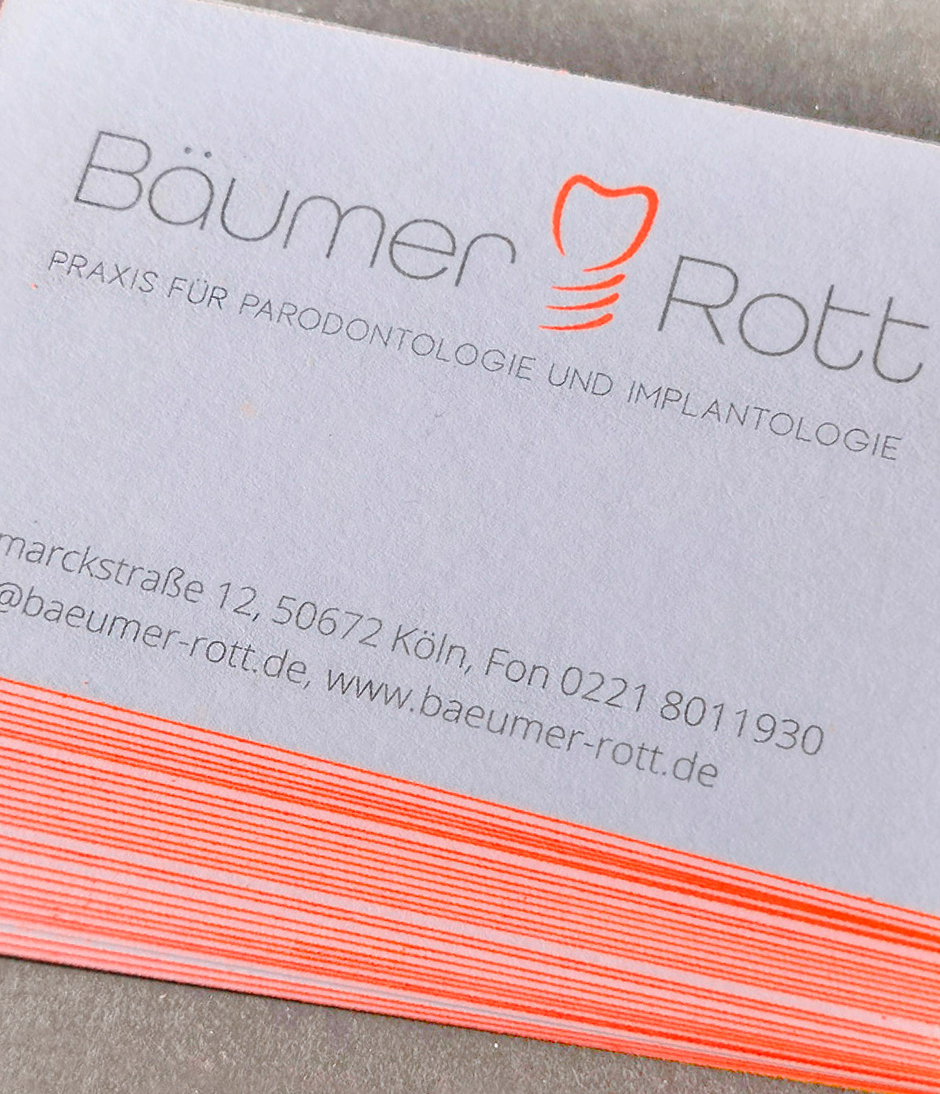 Visitenkarte der Zahnarztpraxis Bäumer Rott in Köln, spezialisiert auf Parodontologie und Implantologie. Kontaktinformationen und Website sind deutlich sichtbar.