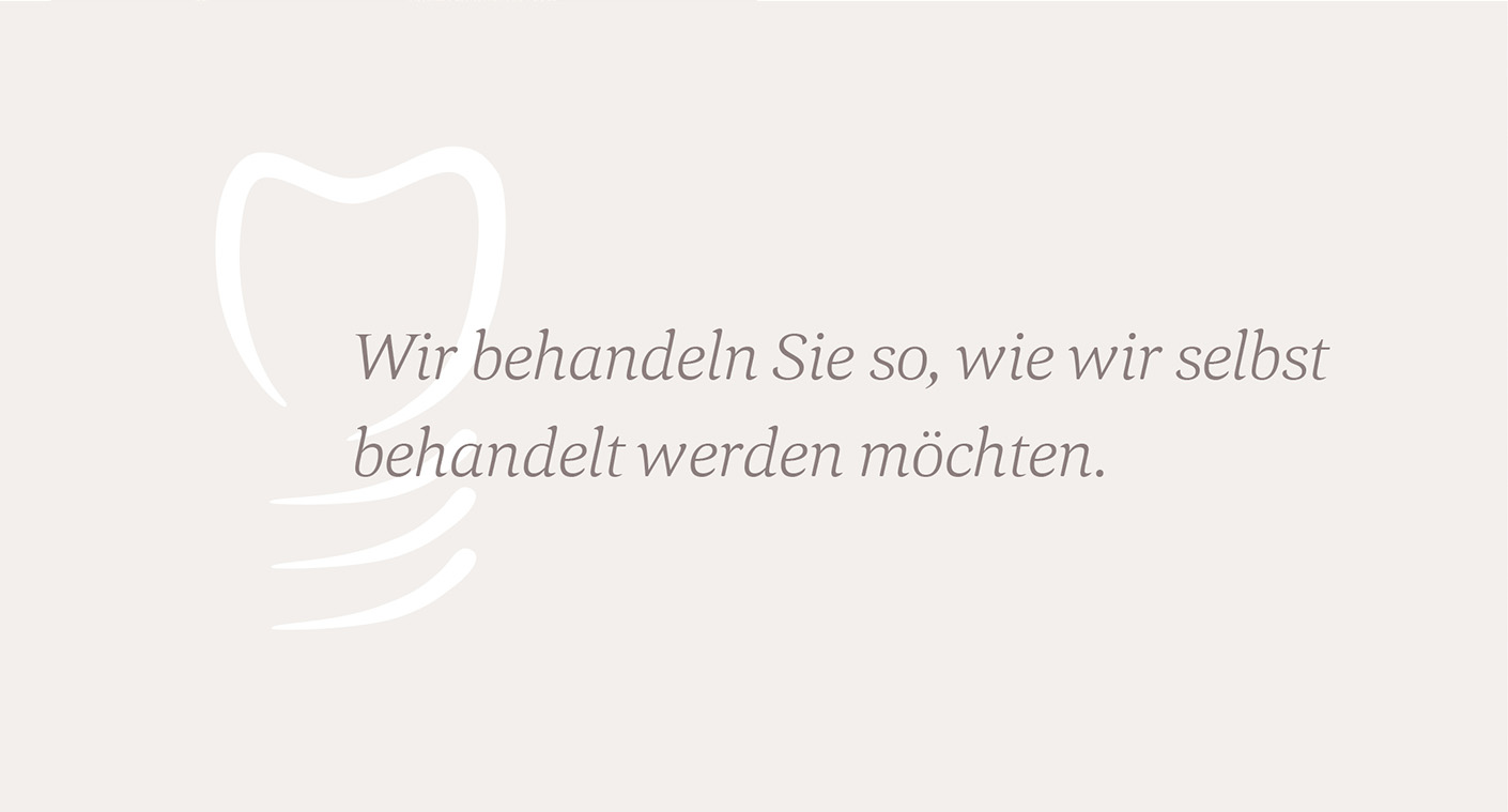 Motivationsslogan einer Zahnarztpraxis: Wir behandeln Sie so, wie wir selbst behandelt werden möchten. Fokus auf Patientenwohl und empathische Behandlung.