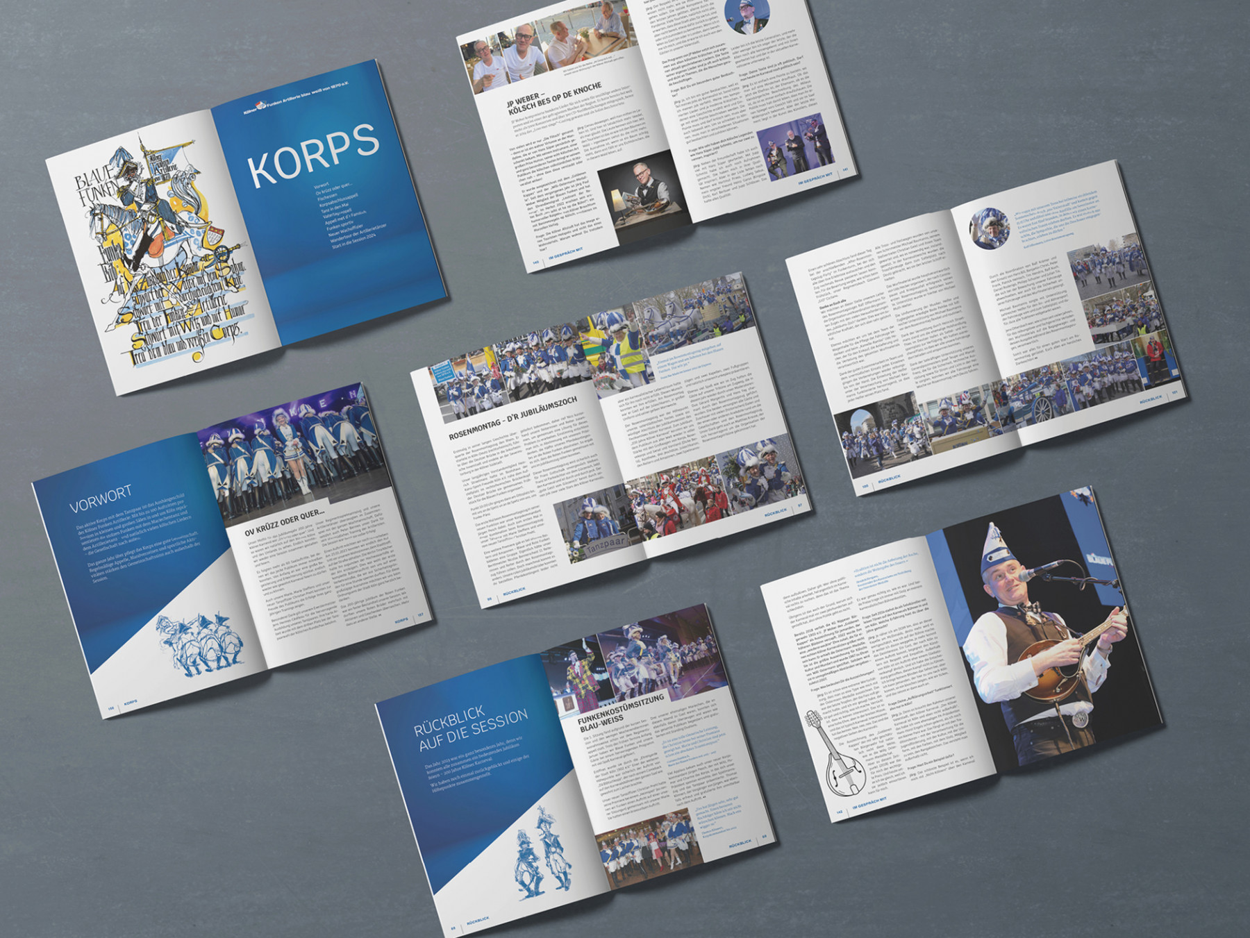 Einblick in ein bunt gestaltetes Magazin über ein Karnevalskorps mit verschiedenen Artikeln, Bildern von Veranstaltungen und einem Vorwort. Illustrationen und Fotos zeigen die Feierlichkeiten.