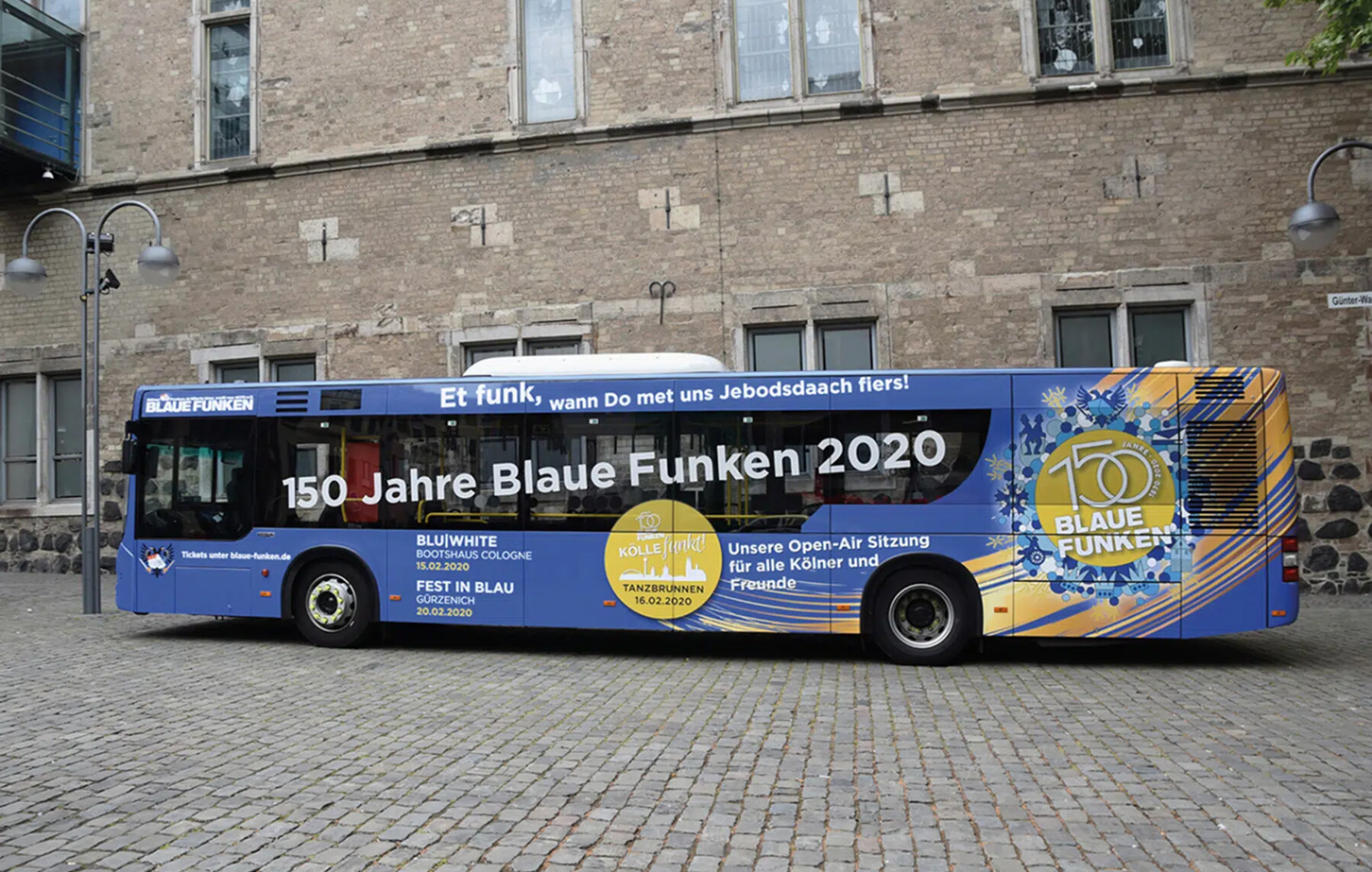 Busbeklebung Branding Blaue Funken ÖPNV
