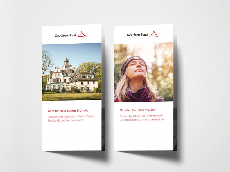 Zwei Broschüren des Gezeiten Hauses, die die Einrichtungen Schloss Eichholz und Oberhausen vorstellen. Fokussierung auf Psychosomatische Medizin und Traditionelle Chinesische Medizin.