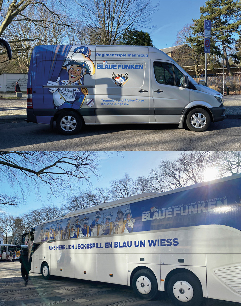 Regimentsspielmannszug der Blauen Funken auf einem Bus in Köln. Bunte Grafik mit traditionellen Figuren und dem Motto "Uns herrlich Jeckespill en blau un wiess". Ideal für Karnevalsveranstaltungen.
