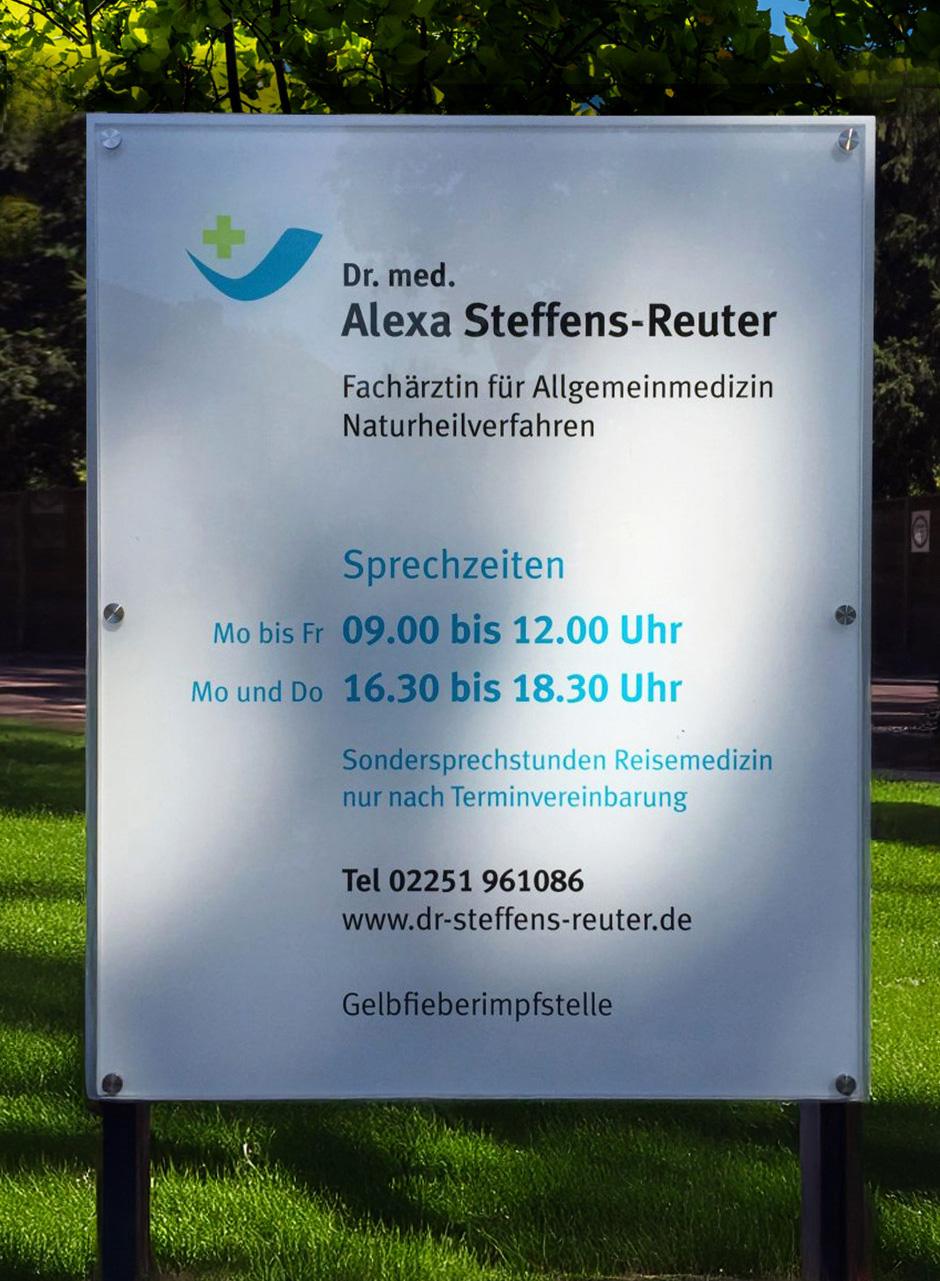 Praxis-Schild von Dr. med. Alexa Steffens-Reuter, Fachärztin für Allgemeinmedizin und Naturheilverfahren. Webdesign für Arztpraxen Köln. Corporate Design Köln
