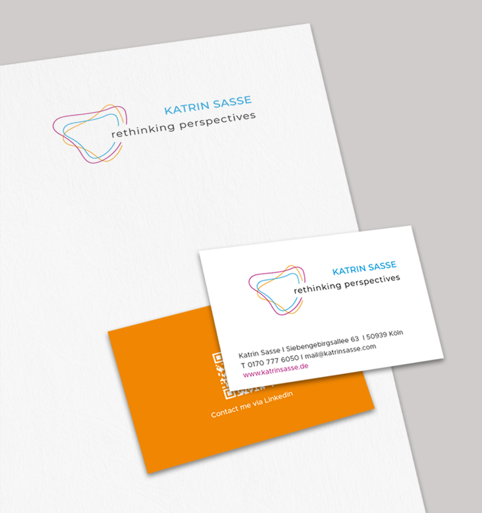 Visitenkarte und Briefpapier von Katrin Sasse mit dem Slogan "rethinking perspectives". Modernes Design in Blau, Orange und Weiß, ideal für kreative Dienstleistungen. Corporate Design Köln