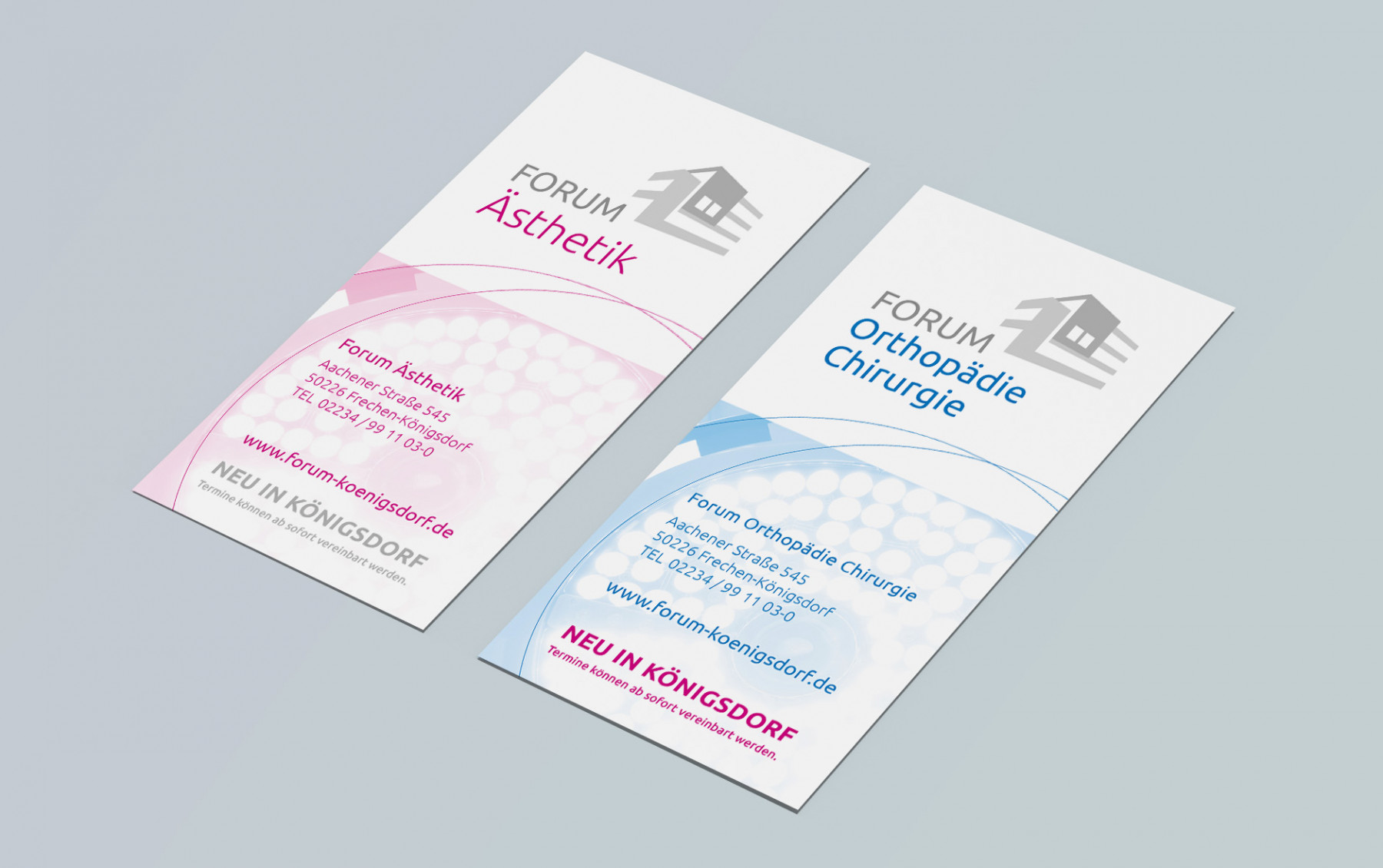 Zwei Informationsflyer für das Forum Ästhetik und Forum Orthopädie Chirurgie in Königsdorf. Kontaktinformationen und Website sind deutlich sichtbar. Neu in Königsdorf. Webdesign für Arztpraxen Köln