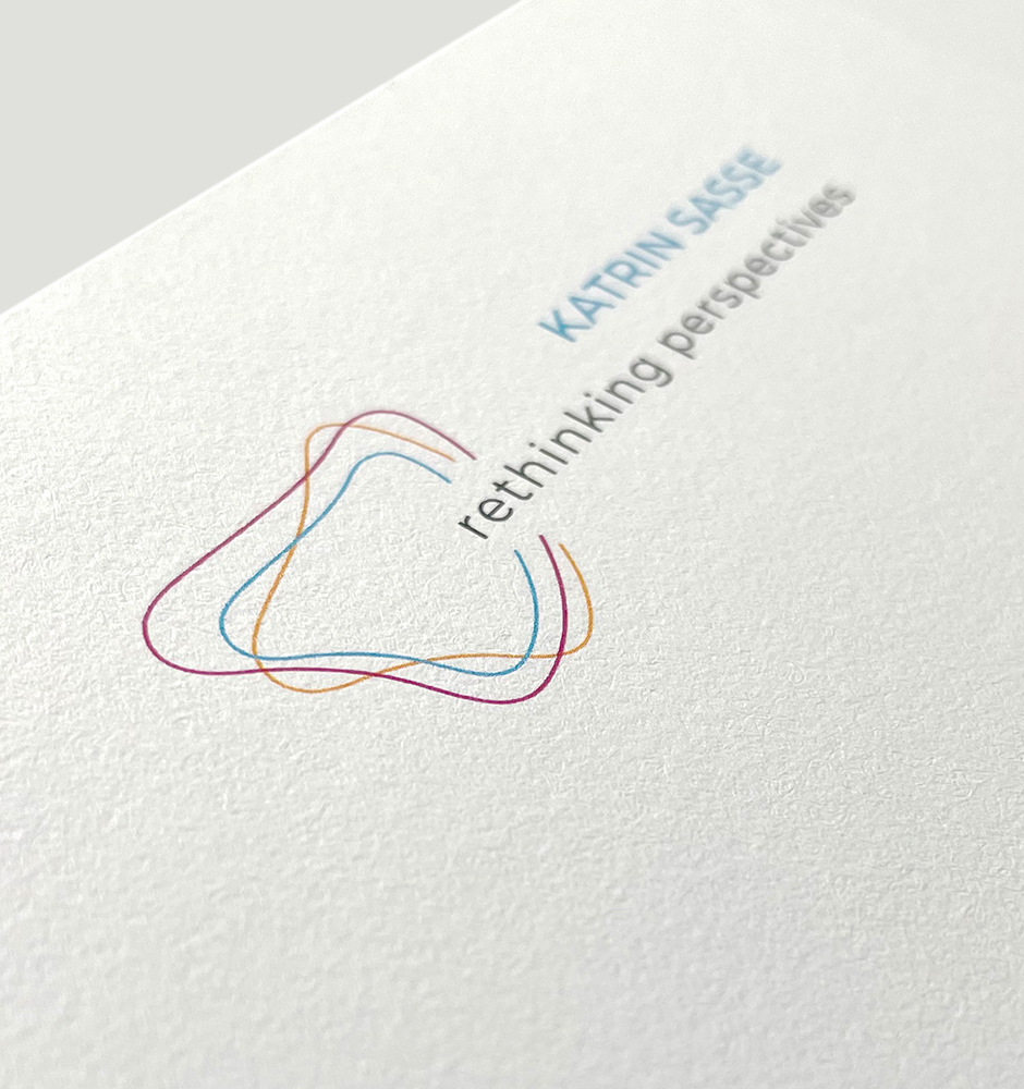 Logo von Katrin Sasse mit dem Slogan "rethinking perspectives". Modernes Design mit bunten Linien auf strukturiertem Papier, symbolisiert kreative Ansätze und innovative Ideen. Corporate Design Köln