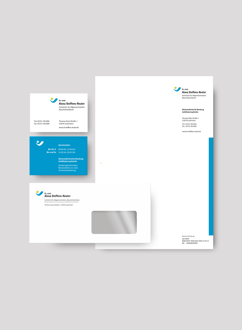 Visitenkarten, Briefpapier und Umschläge von Dr. med. Alexa Steffens-Reuter, Fachärztin für Allgemeinmedizin, in modernem Design mit Kontaktdaten und Sprechzeiten. Webdesign für Arztpraxen Köln