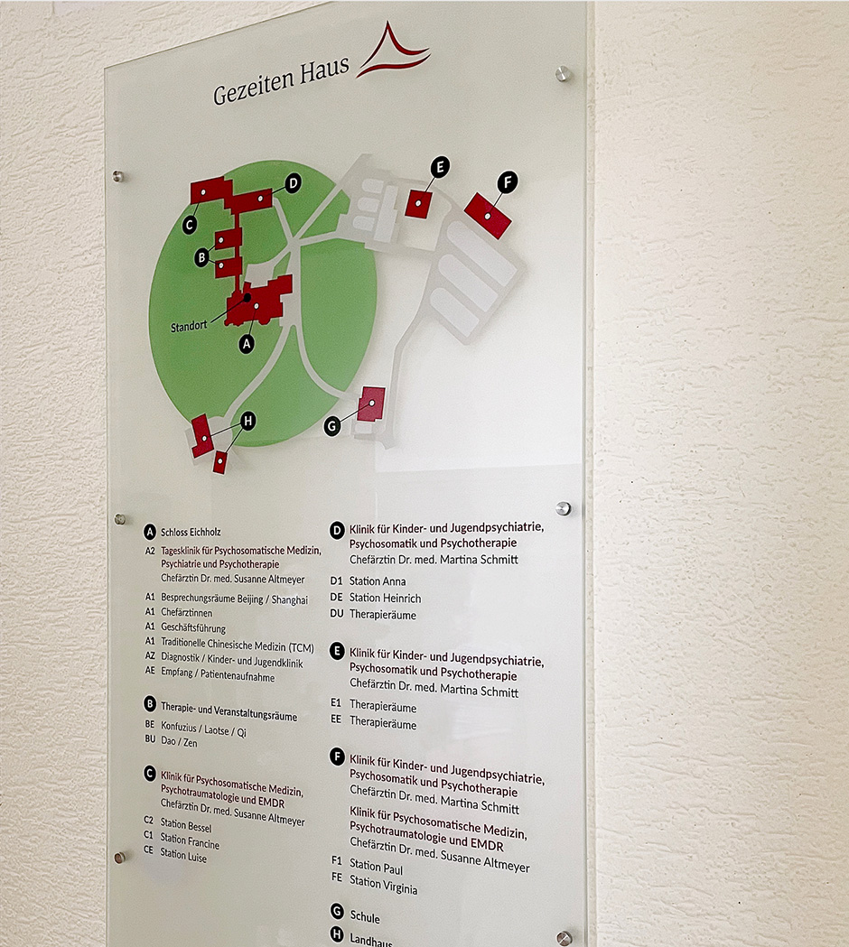 Informationsschild des Gezeiten Hauses mit Lageplan und Übersicht der Kliniken für Psychosomatische Medizin und Psychotherapie sowie deren Standorte. Ideal für Besucher und Patienten.