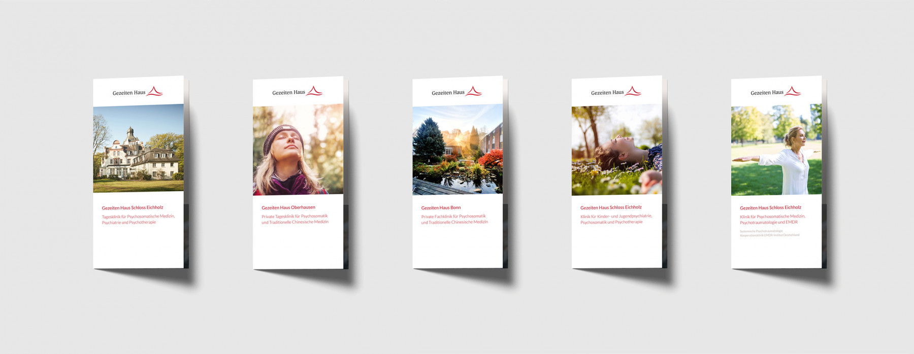 Fünf Broschüren des Gezeiten Hauses zeigen verschiedene Kliniken für Psychosomatik, Psychiatrie und traditionelle Medizin in einer ansprechenden Präsentation.
