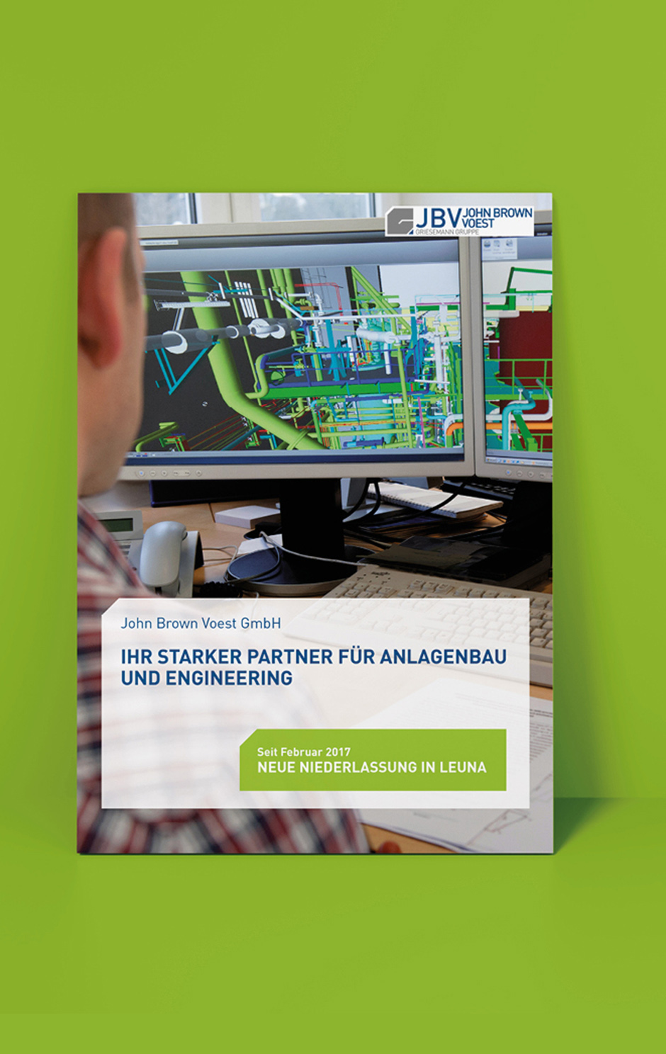 Mann betrachtet technische Pläne auf einem Computerbildschirm. Das Bild bewirbt die John Brown Voest GmbH als Partner für Anlagenbau und Engineering mit Fokus auf die Niederlassung in Leuna.