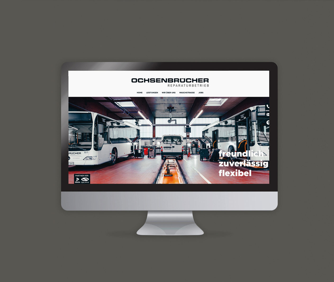Webseite von Ochsenbrücher, einem Reparaturbetrieb für Busse, zeigt eine moderne Werkstatt mit mehreren Fahrzeugen und Mechanikern bei der Arbeit. Fokus auf freundlichen und flexiblen Service.