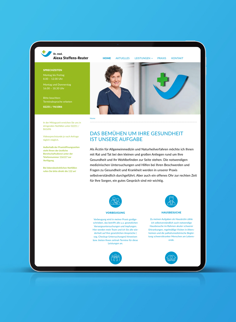 Tablet mit Website von Dr. med. Alexa Steffens-Reuter, Allgemeinmedizin und Naturheilverfahren. Informationen zu Sprechzeiten, Leistungen und Kontaktmöglichkeiten. Webdesign für Arztpraxen Köln