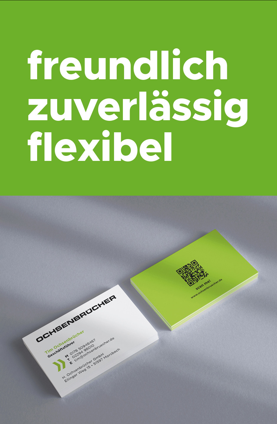 Visuelle Darstellung von Visitenkarten mit modernem Design. Die Karten betonen die Eigenschaften freundlich, zuverlässig und flexibel sowie einen QR-Code für digitale Kontakte.