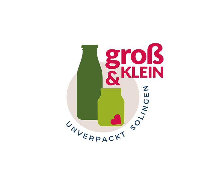 Logo von groß & klein, einem Unverpackt-Laden in Solingen, mit stilisierten Flaschen in Grün und Beige. Fokus auf nachhaltigem Einkaufen ohne Verpackungsmüll. Logodesign Köln