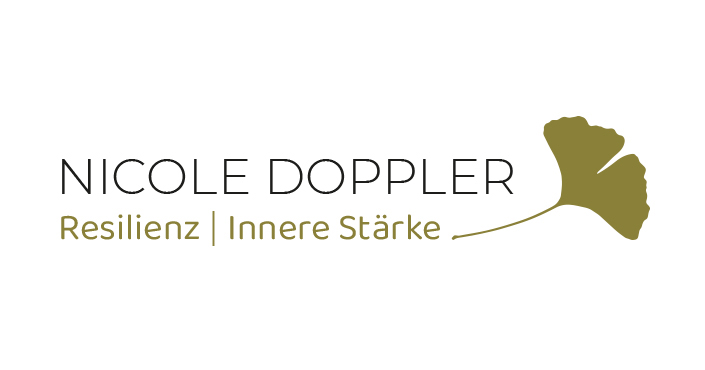 Logo von Nicole Doppler Köln, spezialisiert auf Resilienz und innere Stärke. Das Design kombiniert Schriftzug und Ginkgo-Blatt, symbolisiert Wachstum und Stabilität. Logodesign Köln