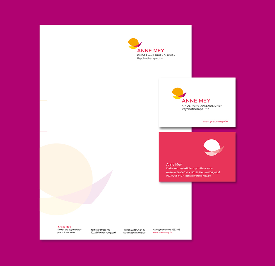 Visuelle Darstellung des Briefpapiers und der Visitenkarten von Anne Mey, Psychotherapeutin für Kinder und Jugendliche, mit Kontaktinformationen und modernem Design. Webdesign für Arztpraxen Köln