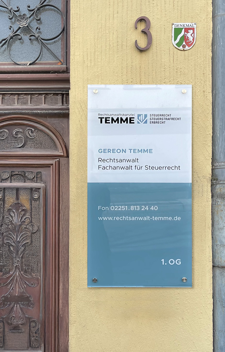 Schild der Rechtsanwaltskanzlei Temme in euskirchen. Gereon Temme, Fachanwalt für Steuerrecht, bietet rechtliche Beratung. Kontaktinformationen und Webseite sind angegeben. Corporate Design Köln