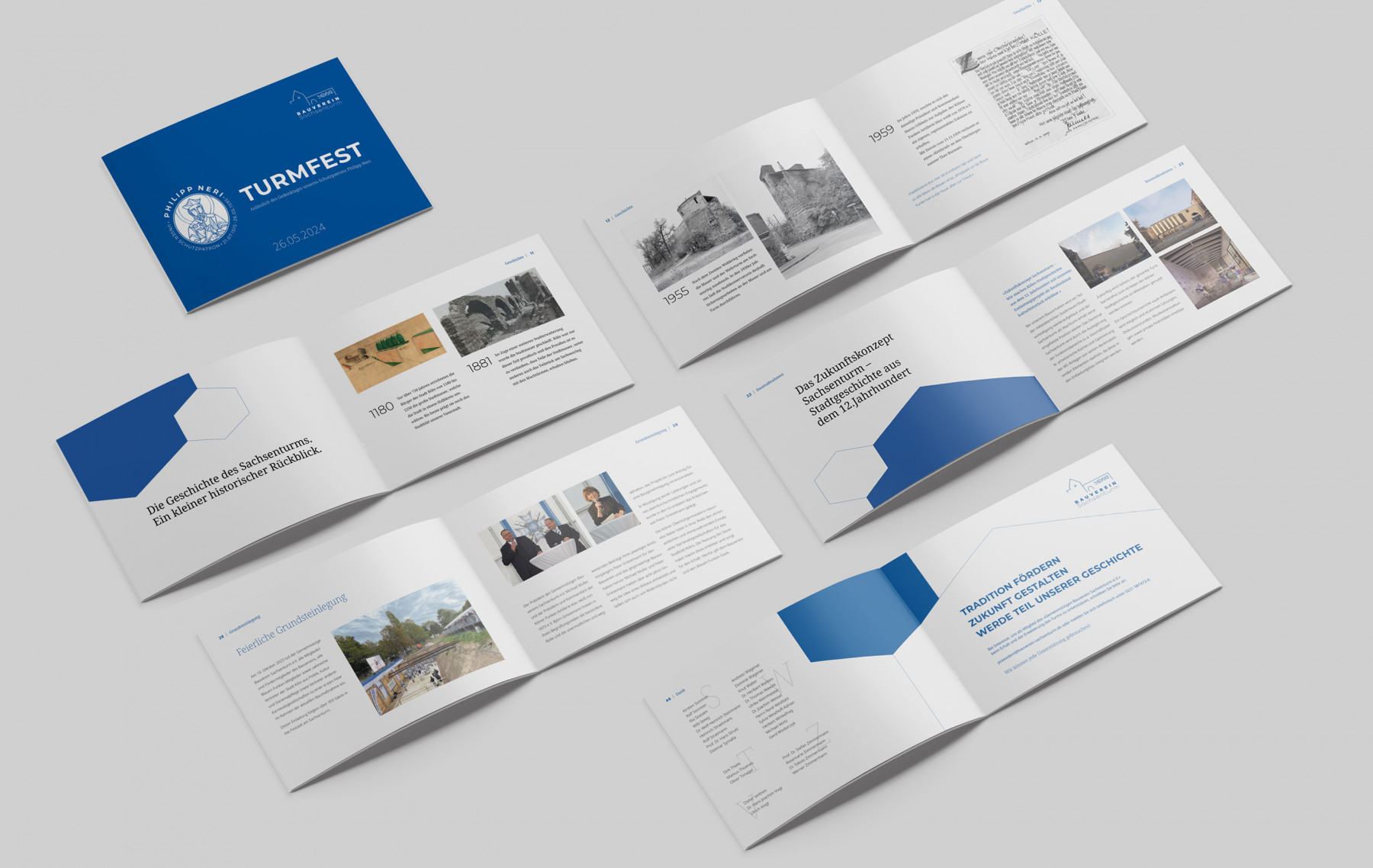 Broschüre zum Turnfest 2024 mit historischen Rückblicken und Informationen über das Sachsenhaus. Gestaltung in Blau und Weiß, zeigt verschiedene Seiten und Inhalte.