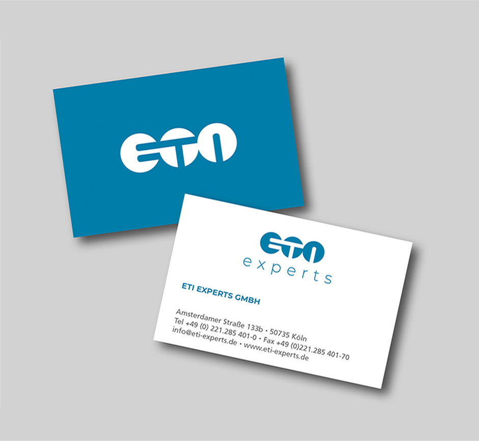 Visitenkarte von ETI Experts GmbH mit Logo und Kontaktdaten. Vorderseite in Blau mit Logo, Rückseite in Weiß mit Adresse und Telefonnummer. Ideal für Networking und Geschäftskontakte. Corporate Design Köln
