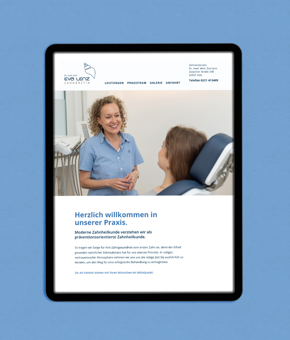 Zahnärztin Dr. Eva Lenz begrüßt eine Patientin in der modernen Zahnarztpraxis. Fokus auf präventionsorientierte Zahnheilkunde und individuelle Patientenbetreuung.Webdesign für Arztpraxen Köln