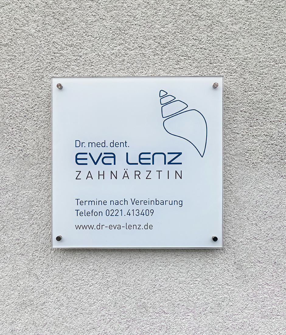Praxis-Schild von Dr. med. dent. Eva Lenz, Zahnärztin. Informationen zu Terminen, Telefonnummer und Webseite für zahnärztliche Dienstleistungen. Webdesign für Arztpraxen Köln